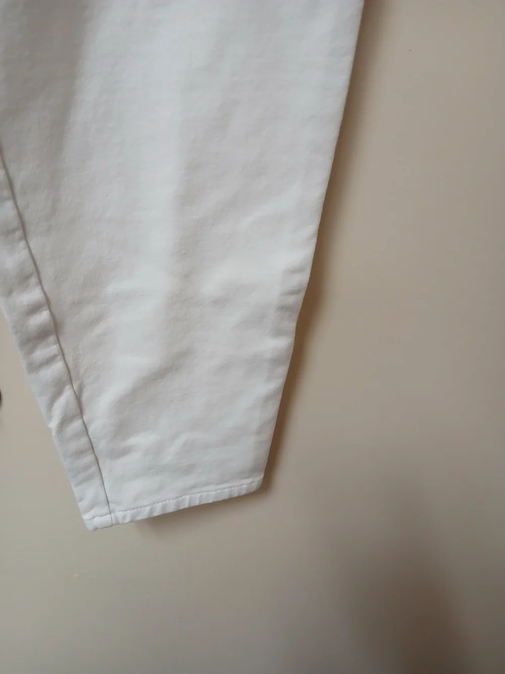 Quacker Factory White Stretch Chinos with Subtle Heart Detail